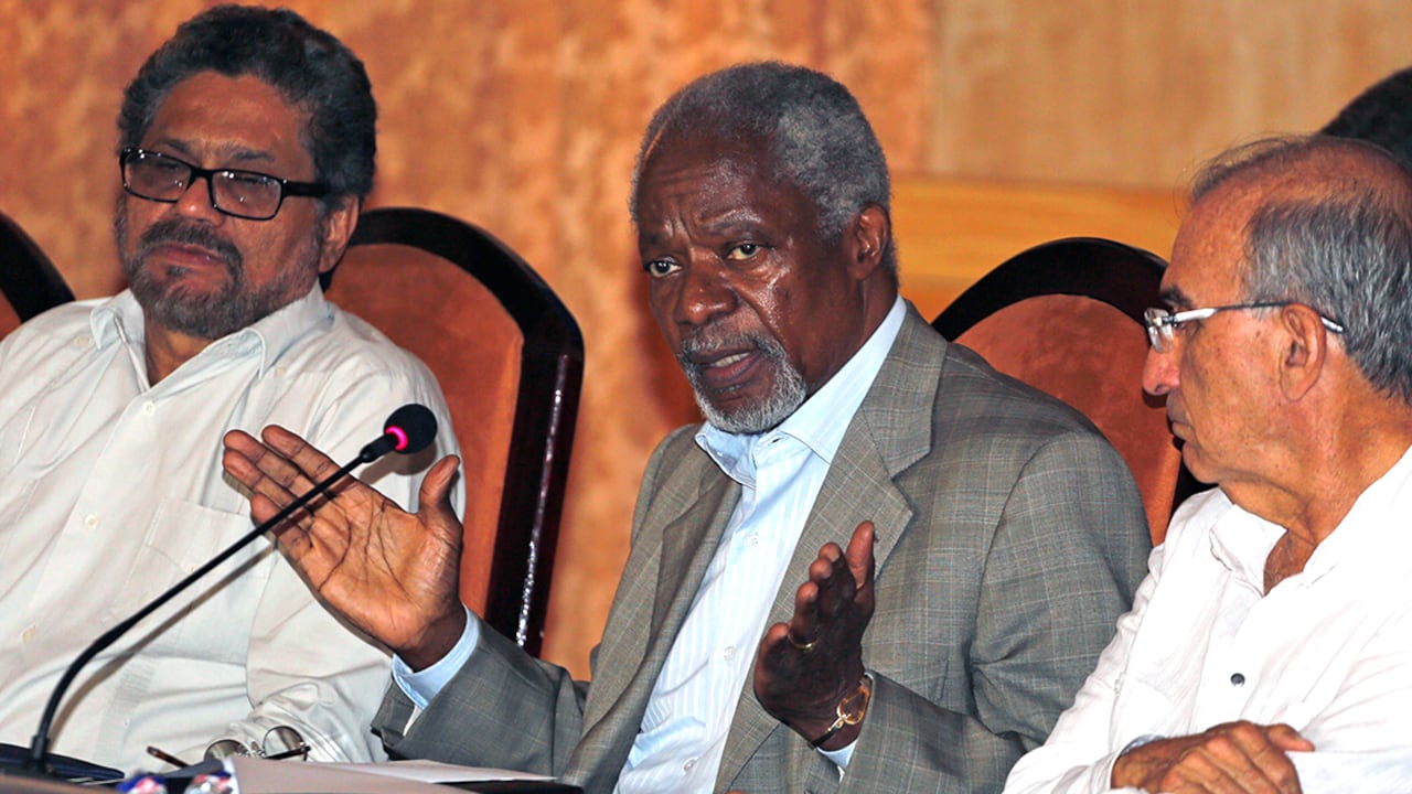 Kofi Annan junto a Iván Márquez (i) y Humberto de la Calle (d).