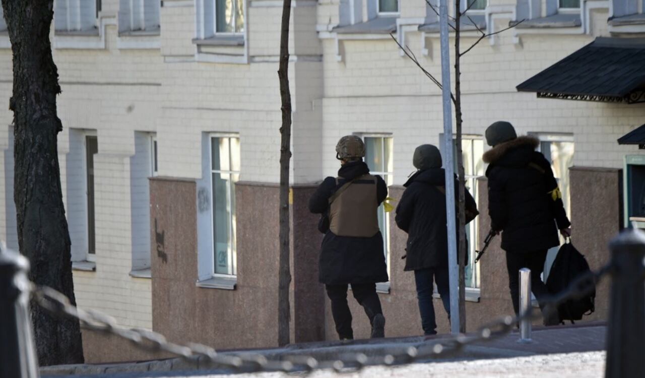 Ucranianos utilizan cualquier objeto para lograr frenar la avanzada militar de Rusia hacia su territorio