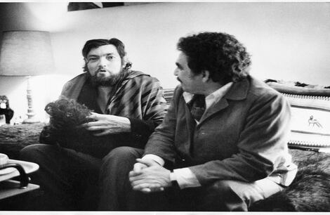 1974- PARÍS, CORTAZAR Y GARCÍA MÁRQUEZ (EN EL MISMO MOMENTO) FOTO SARA FACIO