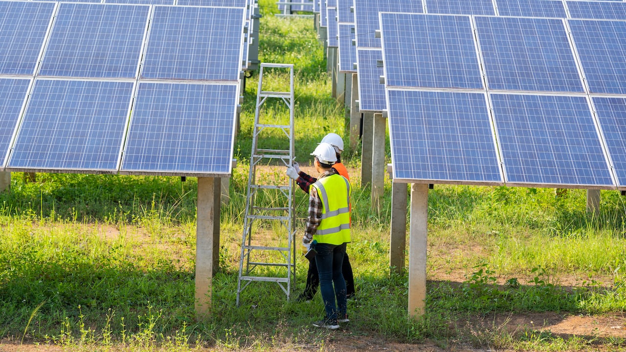 El inicio de operaciones del parque solar está previsto para diciembre de 2027.