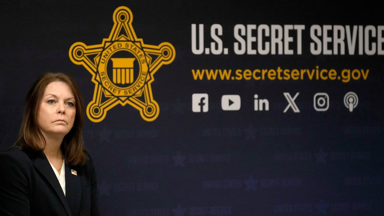 La directora del Servicio Secreto, Kimberly Cheatle, asiste a una conferencia de prensa el 4 de junio de 2024 en Chicago. Cheatle y el Servicio Secreto están bajo intenso escrutinio luego de un intento de asesinato del expresidente Donald Trump durante un mitin el sábado 13 de julio en Pensilvania.