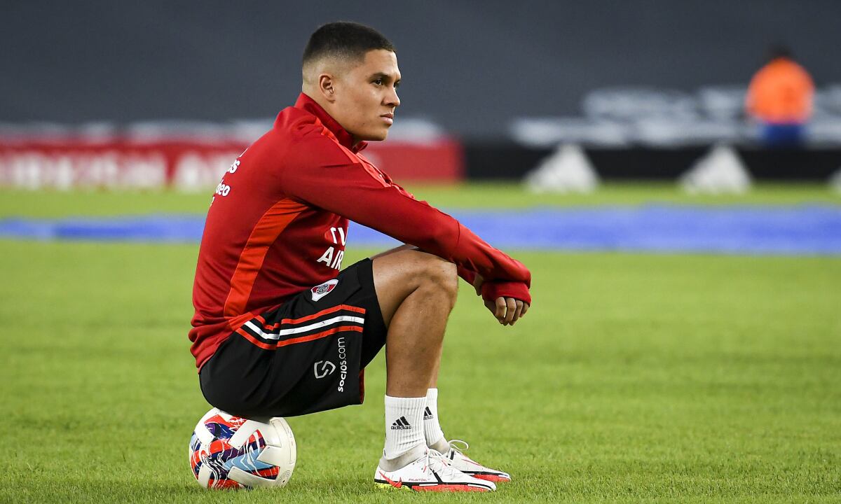 BUENOS AIRES, ARGENTINA - MARCH 13: Juan Fernando Quintero of River Plate looks on before a match between River Plate and Gimnasia y Esgrima La Plata as part of Copa de la Liga 2022 at Estadio Monumental Antonio Vespucio Liberti on March 13, 2022 in Buenos Aires, Argentina. (Photo by Getty Images/Marcelo Endelli)