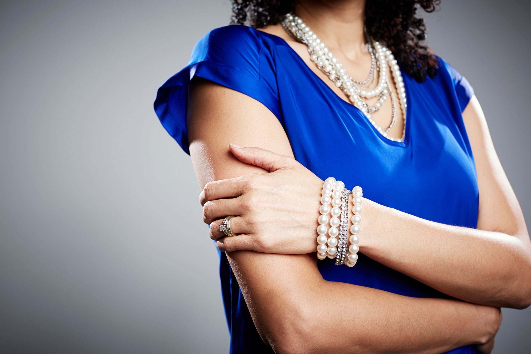 Se brinda orientación para descubrir la dimensión adecuada de las pulseras, ya sea delgada o ancha.