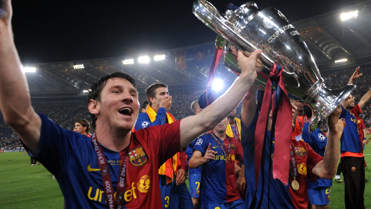 Lionel Messi levantando la Champions League de la temporada 2008/09.