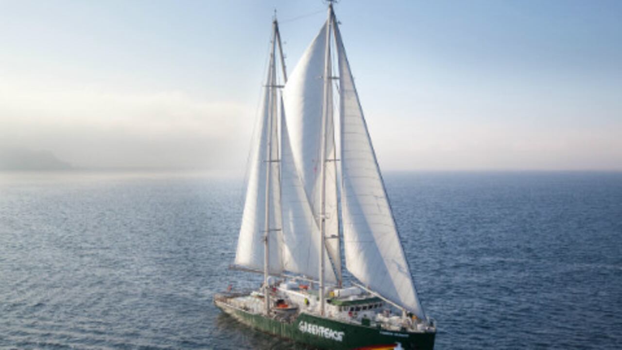 El Rainbow Warrior III en el mar.