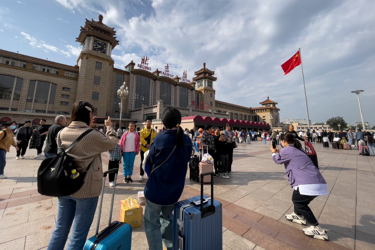 En Guangzhou y Shenzhen, operarán trenes nocturnos de alta velocidad adicionales durante 11 días para hacer frente al aumento de viajes durante las largas vacaciones, según China Railway Guangzhou Group Co., Ltd.