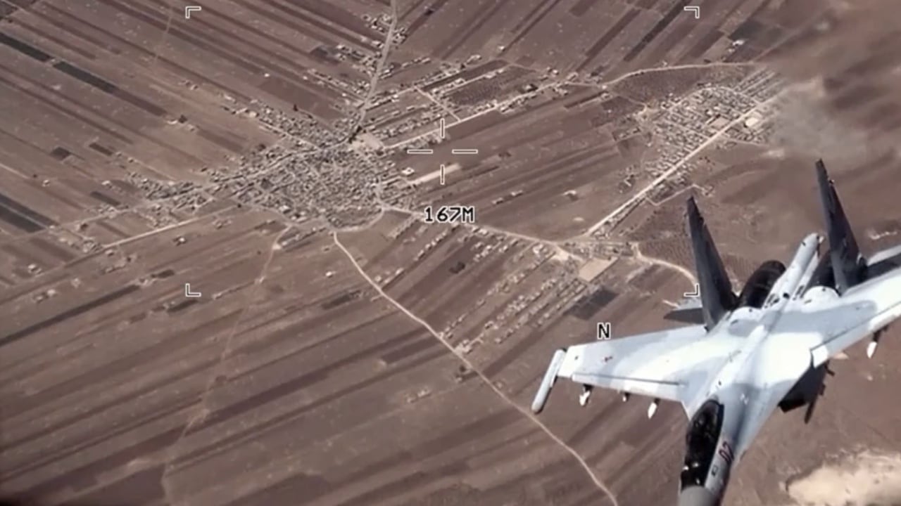 n esta imagen, tomada de un video distribuido por la Fuerza Aérea de EEUU, un SU-35 ruso vuela cerca de un dron MQ-9 Reaper estadounidense el 5 de julio de 2023, sobre Siria.