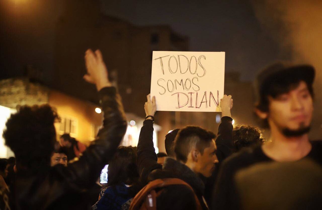  Mientras los amigos de Dilan se marchaban, los manifestantes piden que no maten a ni un joven más, a nadie más. Y ahora corean “No más Esmad. No mas esmad”. FOTO:  Diana Rey Melo / SEMANA