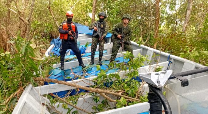 Persecución de una lancha go fast usada por narcotraficantes en el Golfo de Urabá