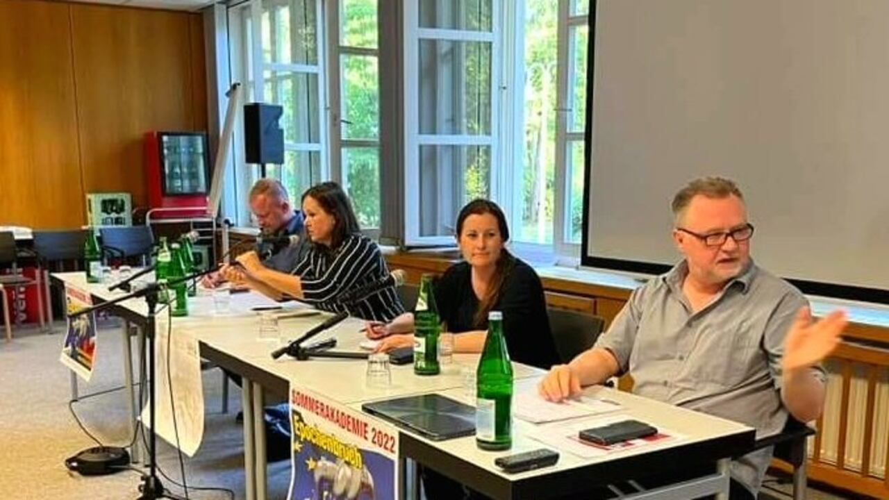 Janine Wissler (tercera de izquierda a derecha), copresidente del partido socialista alemán La Izquierda