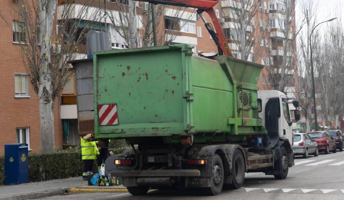 Un camión recoge basura en España. Imagen de referencia