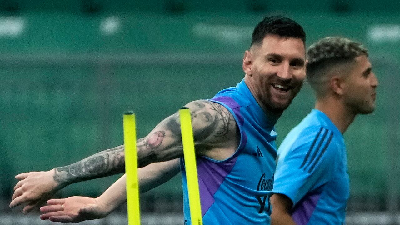 Messi sonríe durante el calentamiento antes de enfrentar a Australia.