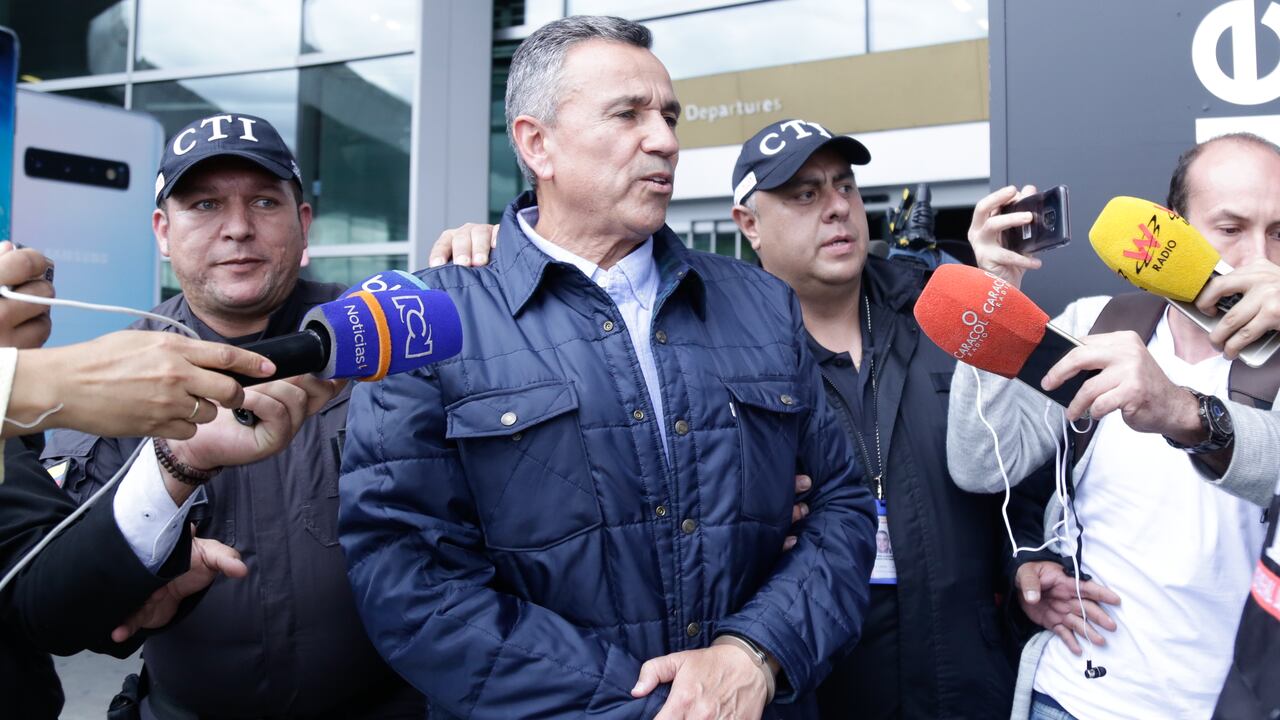 Bogotá, 29 de abril de 2019. Por los delitos de concierto para delinquir y desaparición forzada de personas fue capturado a su llegada a Bogotá el general en retiro de la Policía Mauricio Santoyo quien purgó una condena en Estados Unidos por auxiliar a grupos paramilitares en el envío de cocaína al exterior. (Colprensa - Diego Pineda)