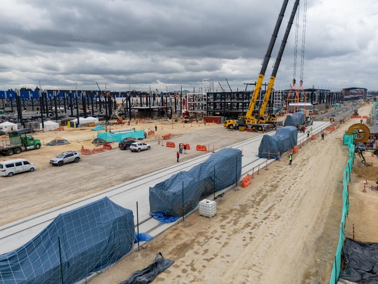 Estos vehículos servirán para la instalación de algunas estructuras que hacen parte del proyecto.