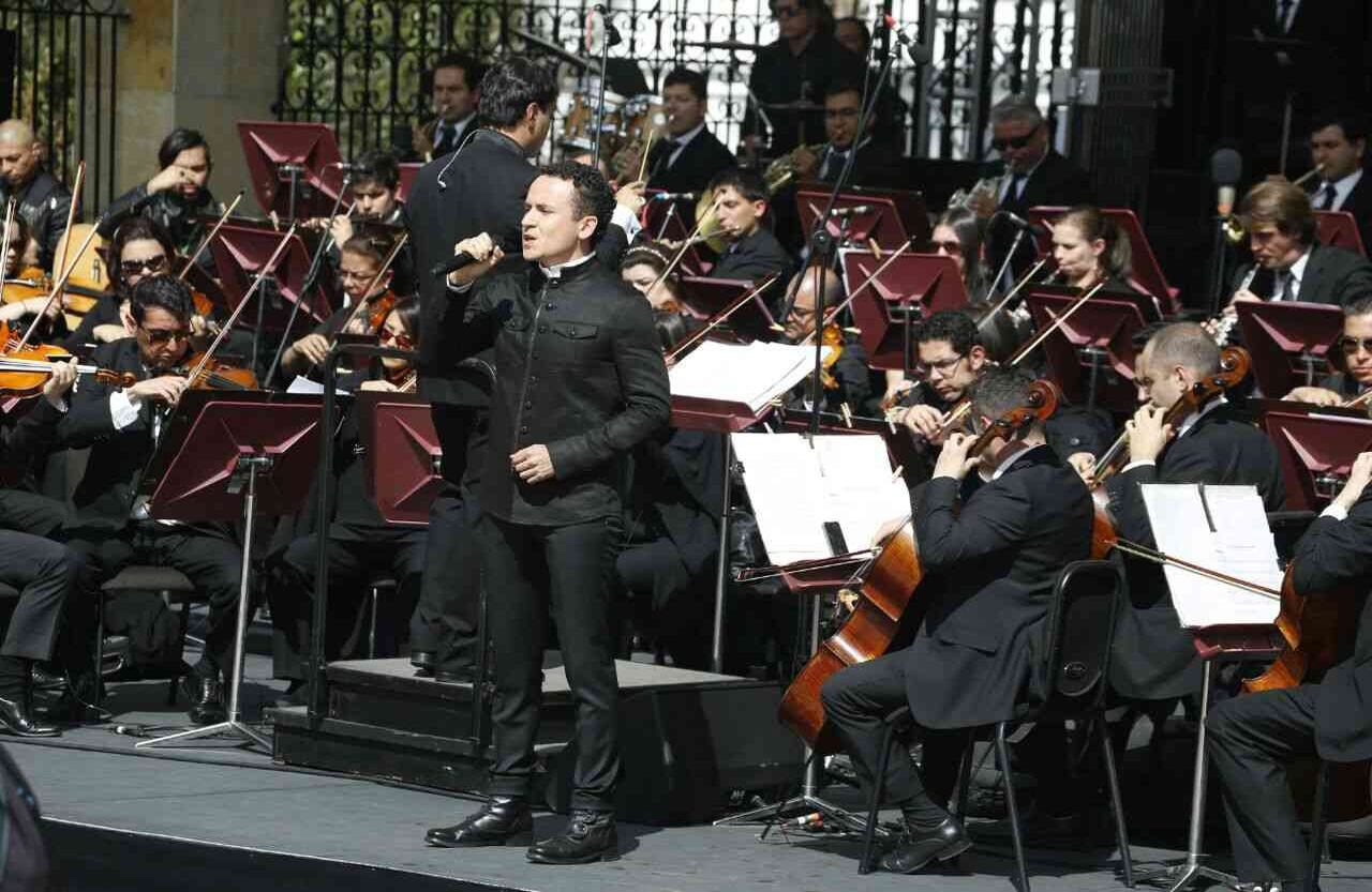 El cantante colombiano Fonseca canta en la Plaza de Armas el himno de Colombia y el Pontificio como homenaje al papa Francisco. Foto: Guillermo Torres// SEMANA 
