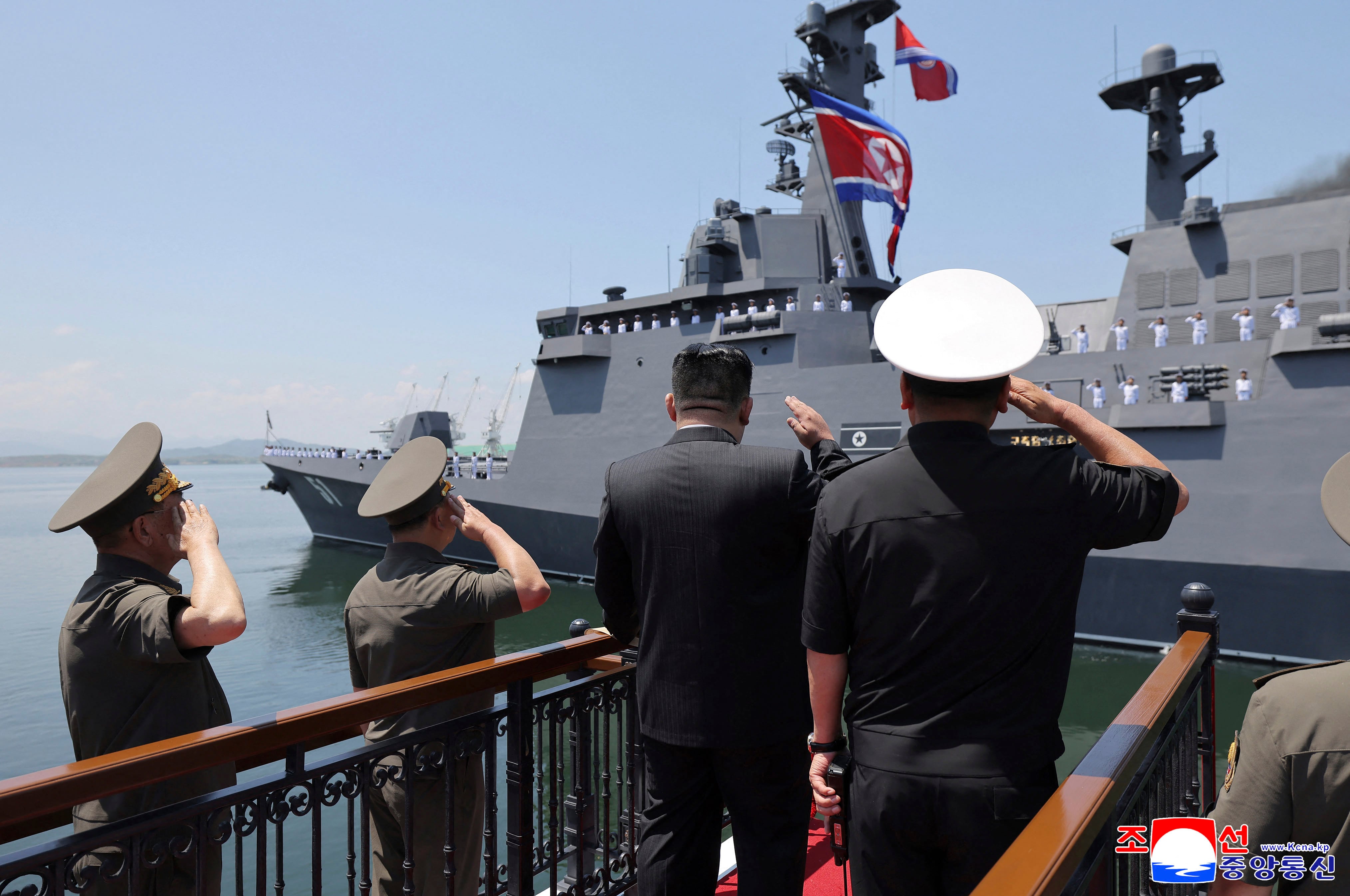 Kim Jong Un (C) saludando al destructor multimisión de nuevo tipo Choe Hyon tras su ceremonia de puesta en servicio en el puerto de Nampo, Corea del Norte.