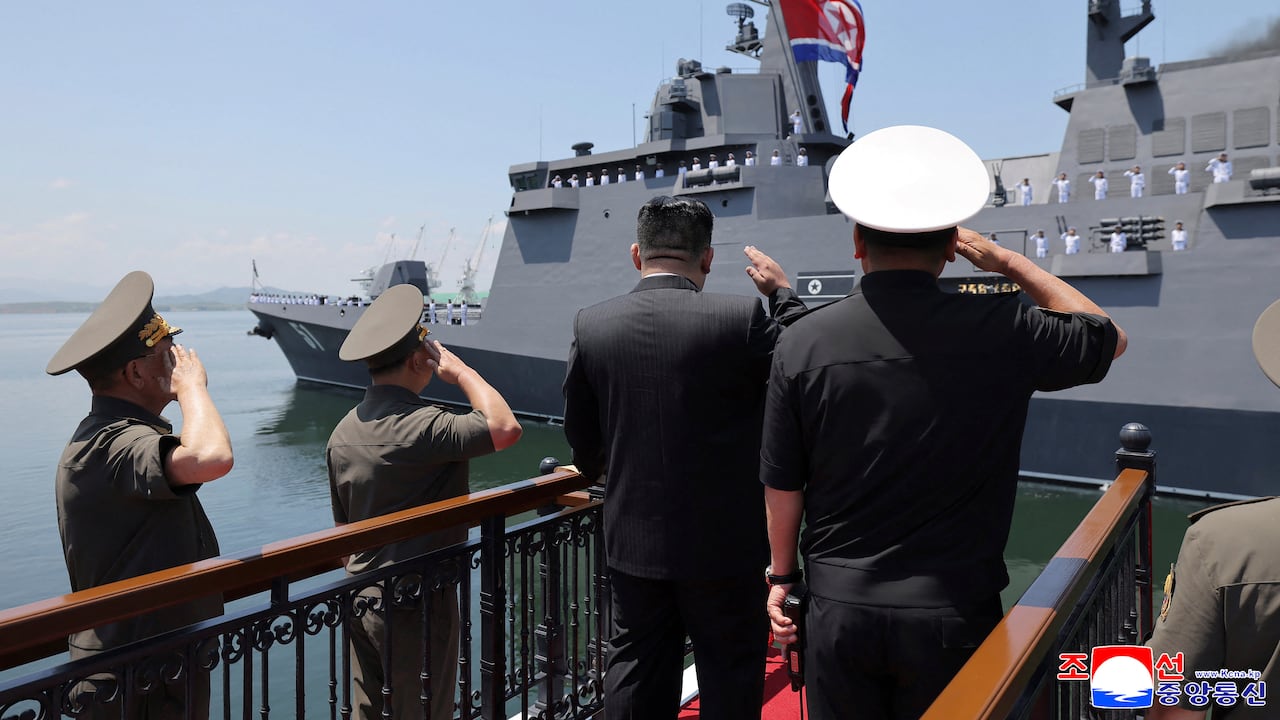 Kim Jong Un (C) saluda al destructor multimisión de nuevo tipo Choe Hyon tras su ceremonia de puesta en servicio en el puerto de Nampo, Corea del Norte.