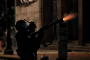 Manifestantes derriban la estatua de Antonio Nariño que está en Pasto