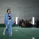 Una modelo lleva una creación para el desfile de moda prêt-à-porter Stella McCartney Primavera-Verano 2022 presentado en París, el lunes 4 de octubre de 2021 Foto AP / Vianney Le Caer / Invision
