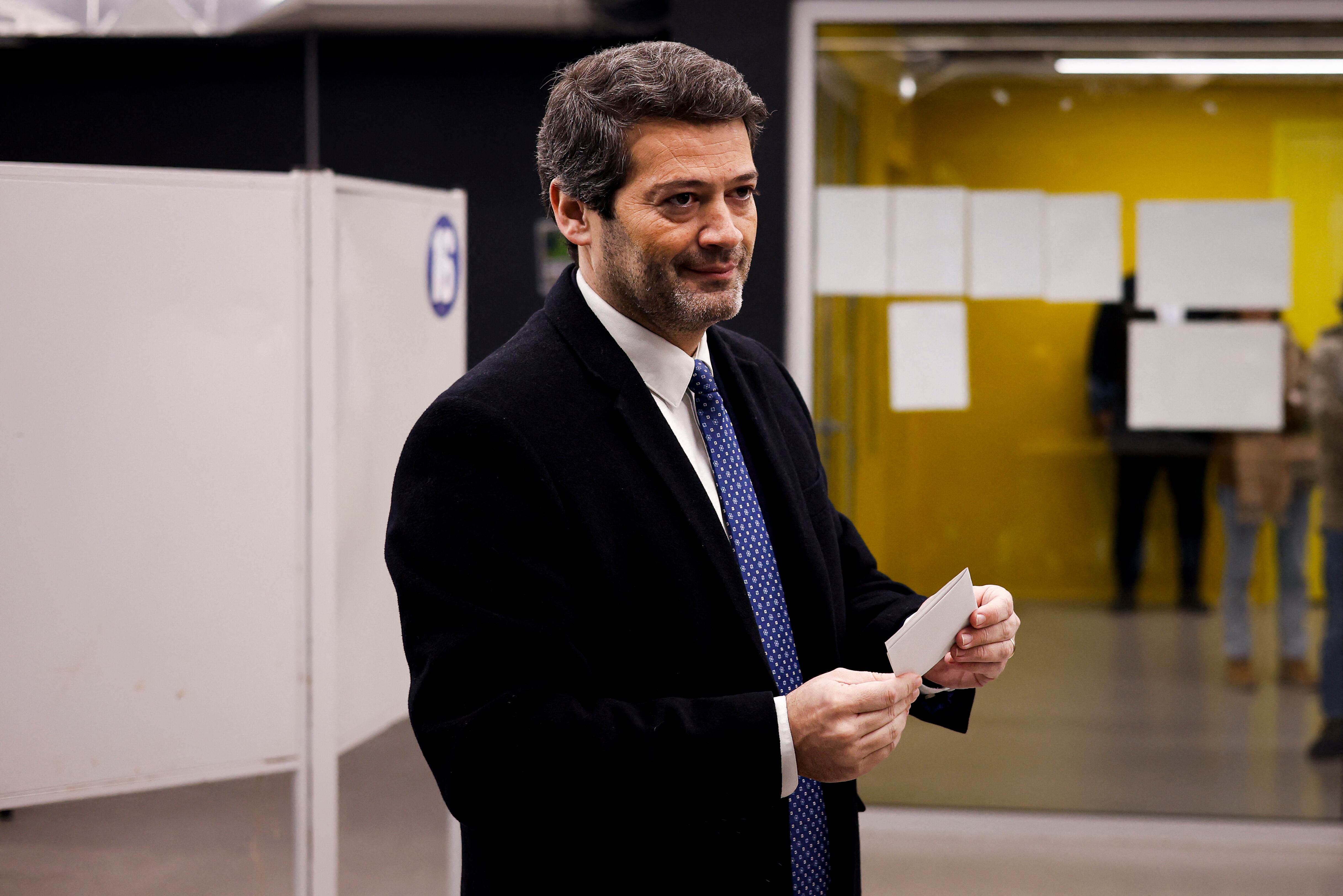 André Ventura, emite su voto para las elecciones presidenciales de Portugal en un colegio electoral de Lisboa el 8 de febrero de 2026.