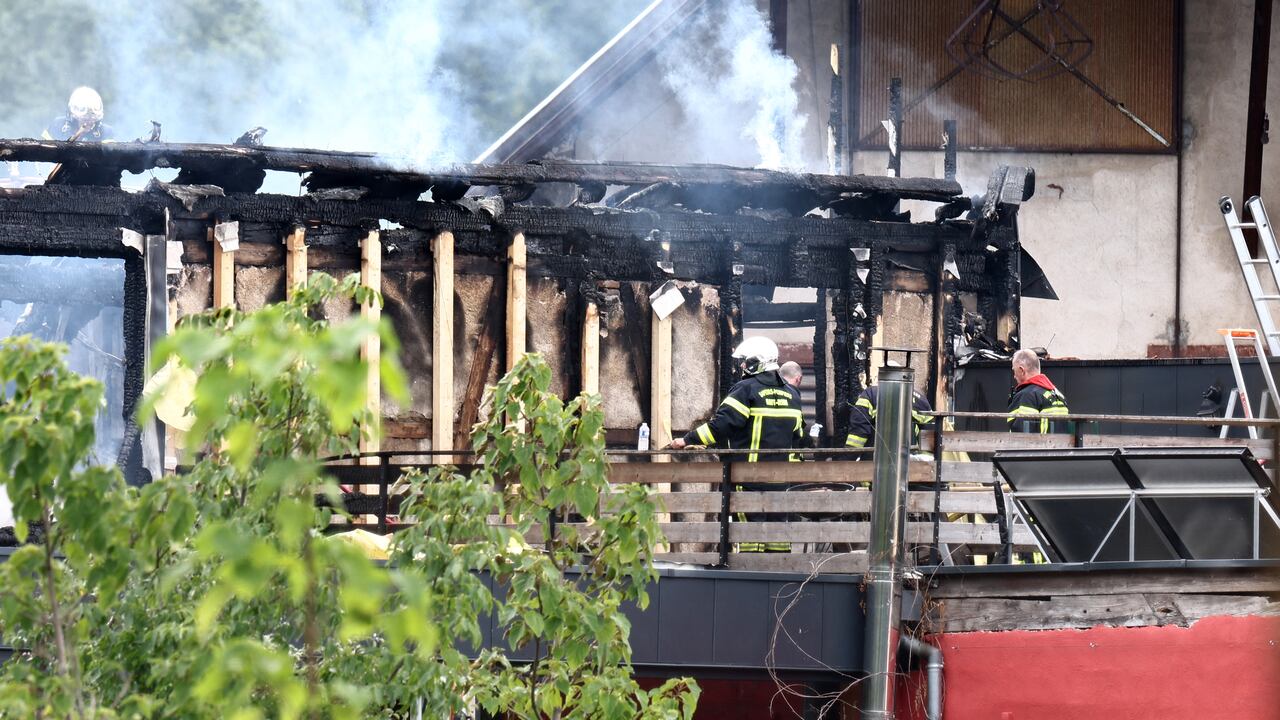 Los bomberos inspeccionan un edificio quemado después de que estalló un incendio en una casa de vacaciones para personas discapacitadas en Wintzenheim, este de Francia, el 9 de agosto de 2023.