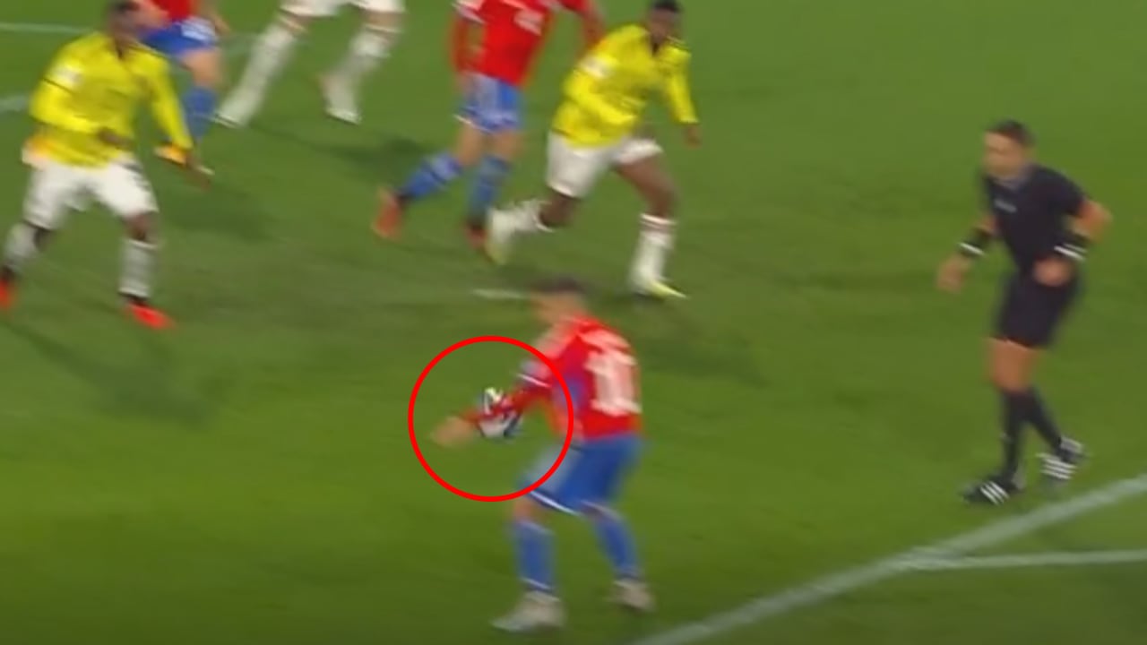 Alexis Sánchez fue protagonista de un posible penal en favor de Colombia