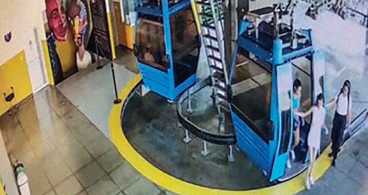 Vía chat fue acordada la cita con Elizabeth y Karen; hay registros gráficos del encuentro en Cali, en el sistema masivo de transporte MIO.