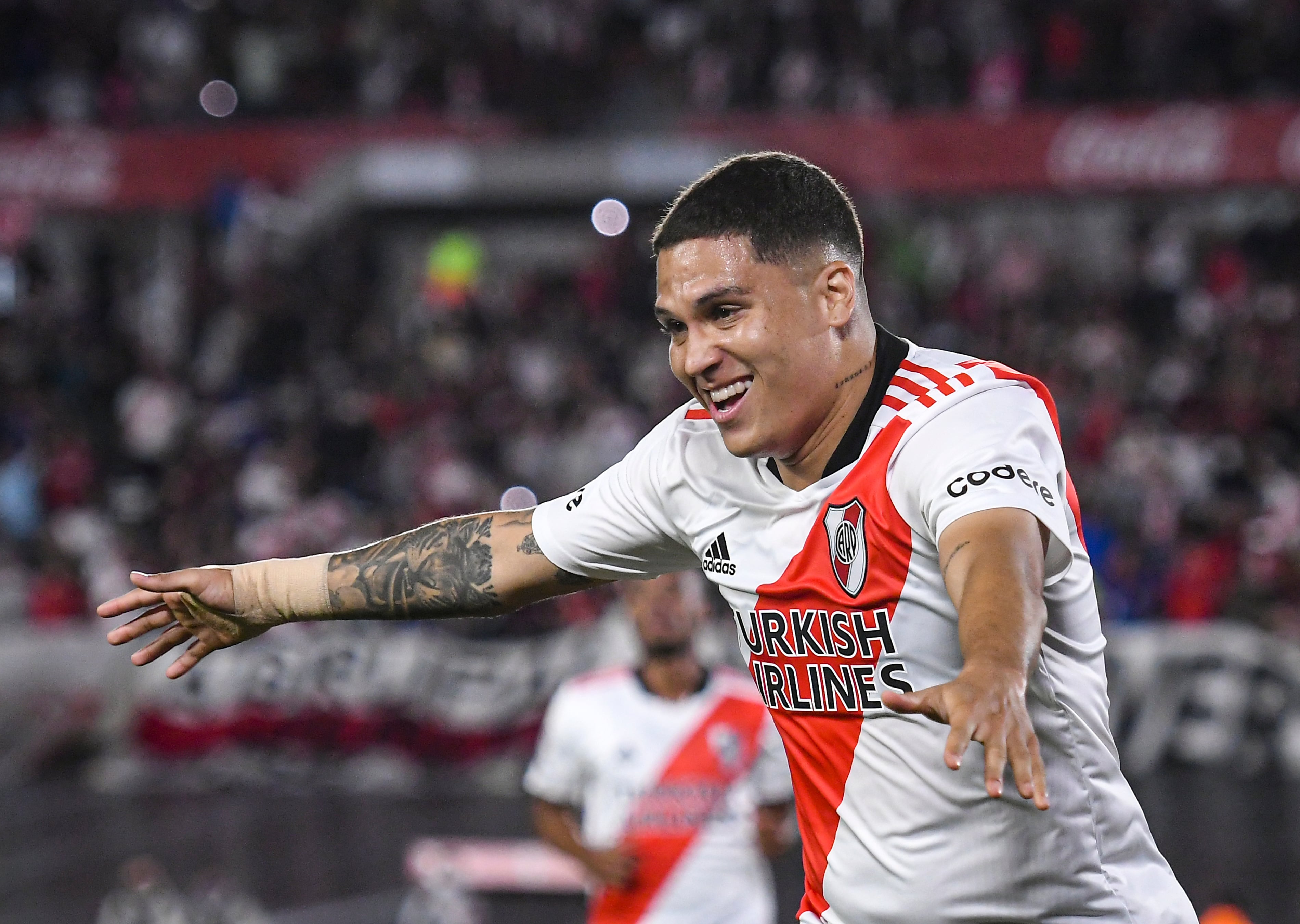 BUENOS AIRES, ARGENTINA - APRIL 10: Juan Fernando Quintero of River Plate celebrates after scoring the third goal of his team during a match between River Plate and Argentinos Juniors as part of Copa de la Liga 2022 at Estadio Monumental Antonio Vespucio Liberti on April 10, 2022 in Buenos Aires, Argentina. (Photo by Marcelo Endelli/Getty Images)