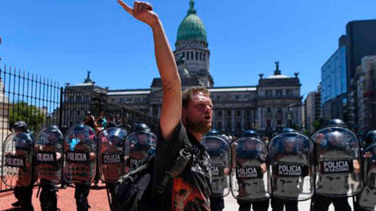 El Congreso sancionó la reforma en medio de las protestas y tras 17 horas de debate. Foto: Getty Images.