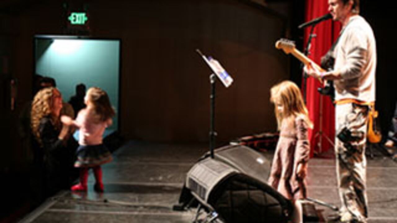 La familia acompaña a Juanes a los ensayos. Su esposa Karen Martínez juega con la menor de las niñas, Paloma. Mientras tanto Luna se para al lado de su papá