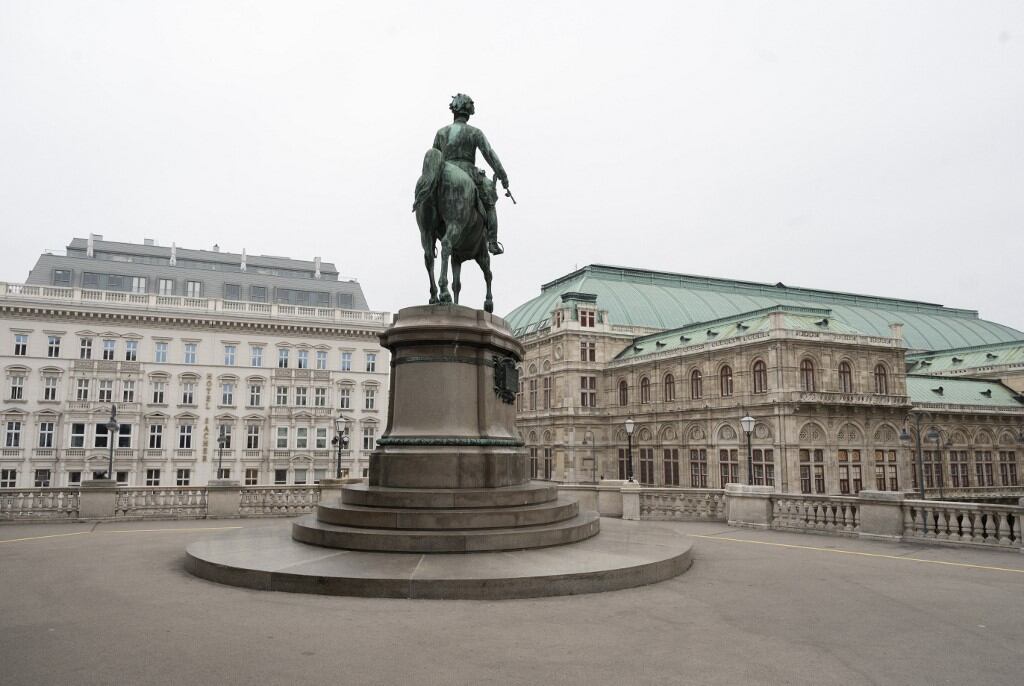 Una estatua del difunto emperador Francisco José I de pie frente a la galería de arte Albertina en Viena, Austria, el 22 de noviembre de 2021. (Photo by JOE KLAMAR / AFP)