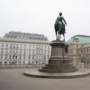 Una estatua del difunto emperador Francisco José I de pie frente a la galería de arte Albertina en Viena, Austria, el 22 de noviembre de 2021. (Photo by JOE KLAMAR / AFP)