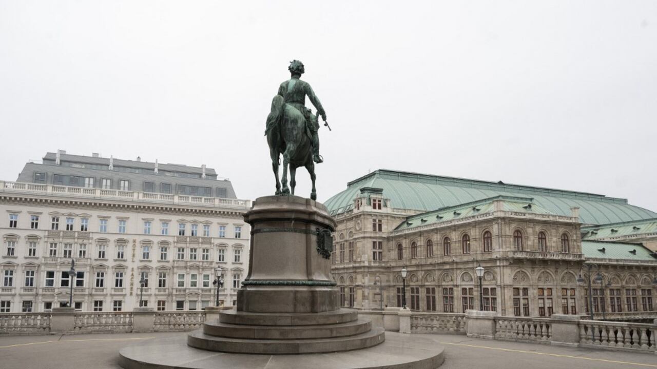 Una estatua del difunto emperador Francisco José I de pie frente a la galería de arte Albertina en Viena, Austria, el 22 de noviembre de 2021. (Photo by JOE KLAMAR / AFP)