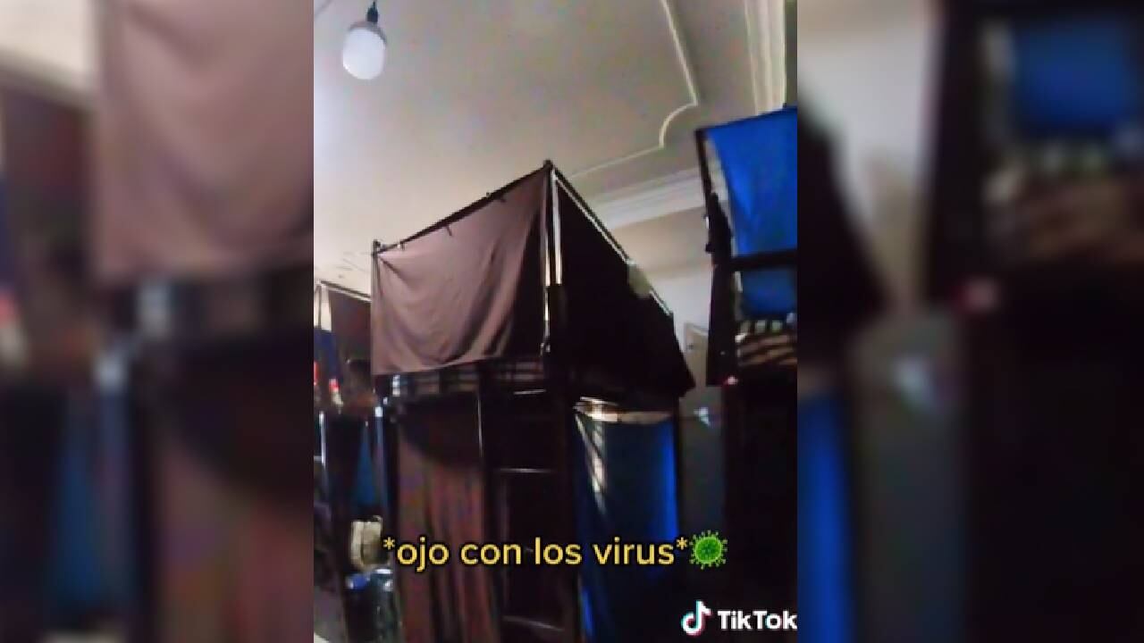 Cada habitación tiene 12 camas.