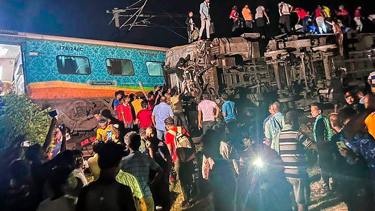 Los rescatistas trabajan en el sitio de los trenes de pasajeros que descarrilaron en el distrito de Balasore, en el estado de Orissa, en el este de India, el viernes 2 de junio de 2023. Dos trenes de pasajeros descarrilaron en India, matando al menos a 13 personas y atrapando a cientos más