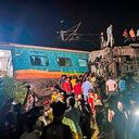Los rescatistas trabajan en el sitio de los trenes de pasajeros que descarrilaron en el distrito de Balasore, en el estado de Orissa, en el este de India, el viernes 2 de junio de 2023. Dos trenes de pasajeros descarrilaron en India, matando al menos a 13 personas y atrapando a cientos más