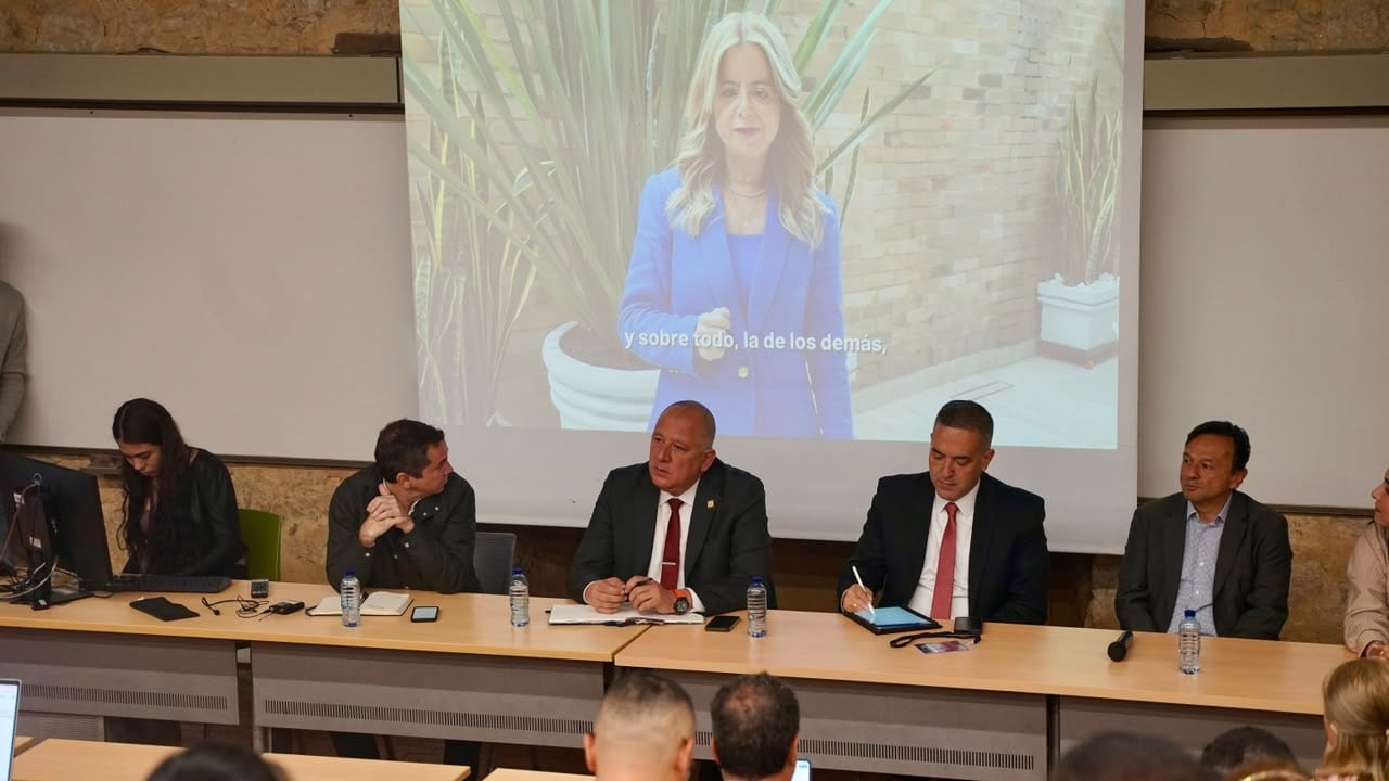 Representantes del Gobierno en el encuentro participativo.