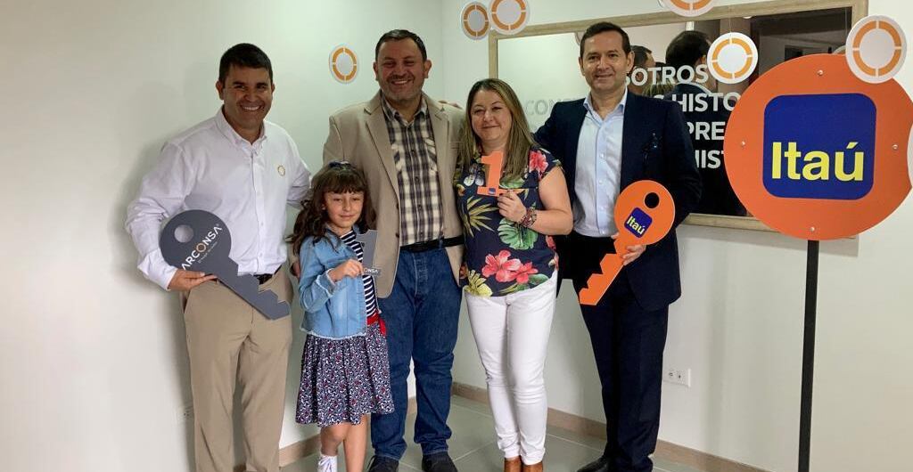 Jean Paul Rubiano (centro), su hija Luciana Rubiano y su esposa Ángela María Jiménez, son los primeros beneficiados del programa Ecobertura, que subsidia la tasa de interés del crédito hipotecario de viviendas sostenibles.