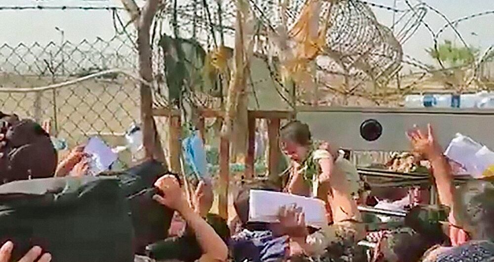 Los padres intentaron en vano dar sus bebés a soldados para que pudieran evacuarlos del país.