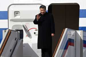 China's President Xi Jinping waves as he disembarks off his aircraft upon arrival at Moscow's Vnukovo airport on March 20, 2023. - Chinese leader arrived in Moscow on Monday saying his first state visit to Russia since the Ukraine conflict broke out would give "new momentum" to bilateral ties. (Photo by Anatoliy ZHDANOV / Kommersant Photo / AFP) / Russia OUT