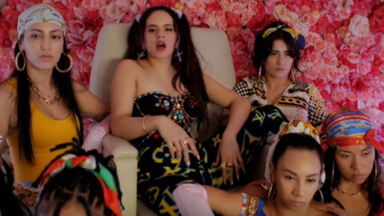 Rosalía en el video de 'Con altura'.