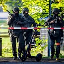 Policías cerca del lugar donde ocurrió el tiroteo en Aarau, Suiza.