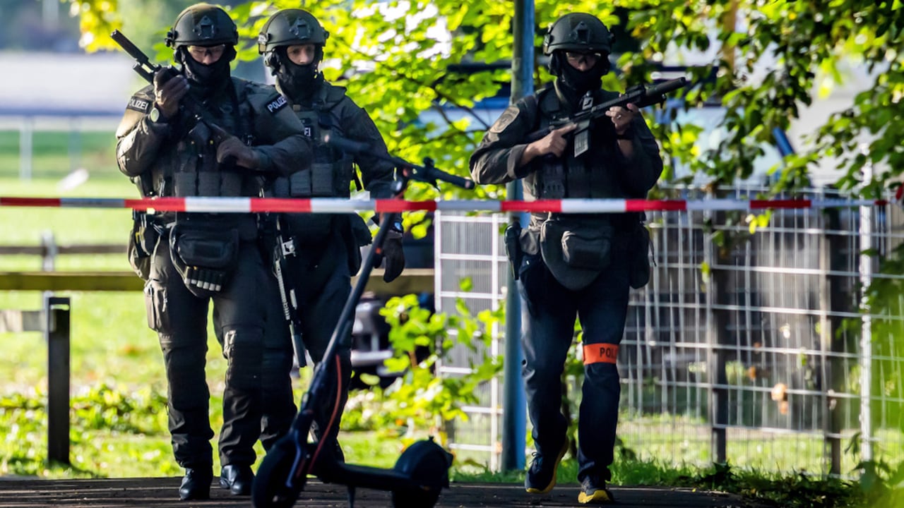 Policías cerca del lugar donde ocurrió el tiroteo en Aarau, Suiza.