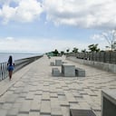 Turista paseando por el malecón y el río Magdalena. Barranquilla, Colombia