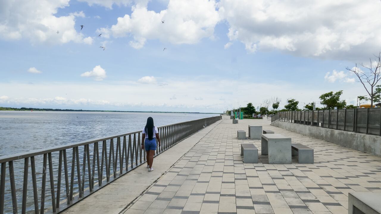 Turista paseando por el malecón y el río Magdalena en Barranquilla.