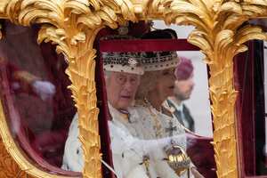 Carlos III y Camila Parker recorrieron las calles para saludar a los testigos de su coronación.