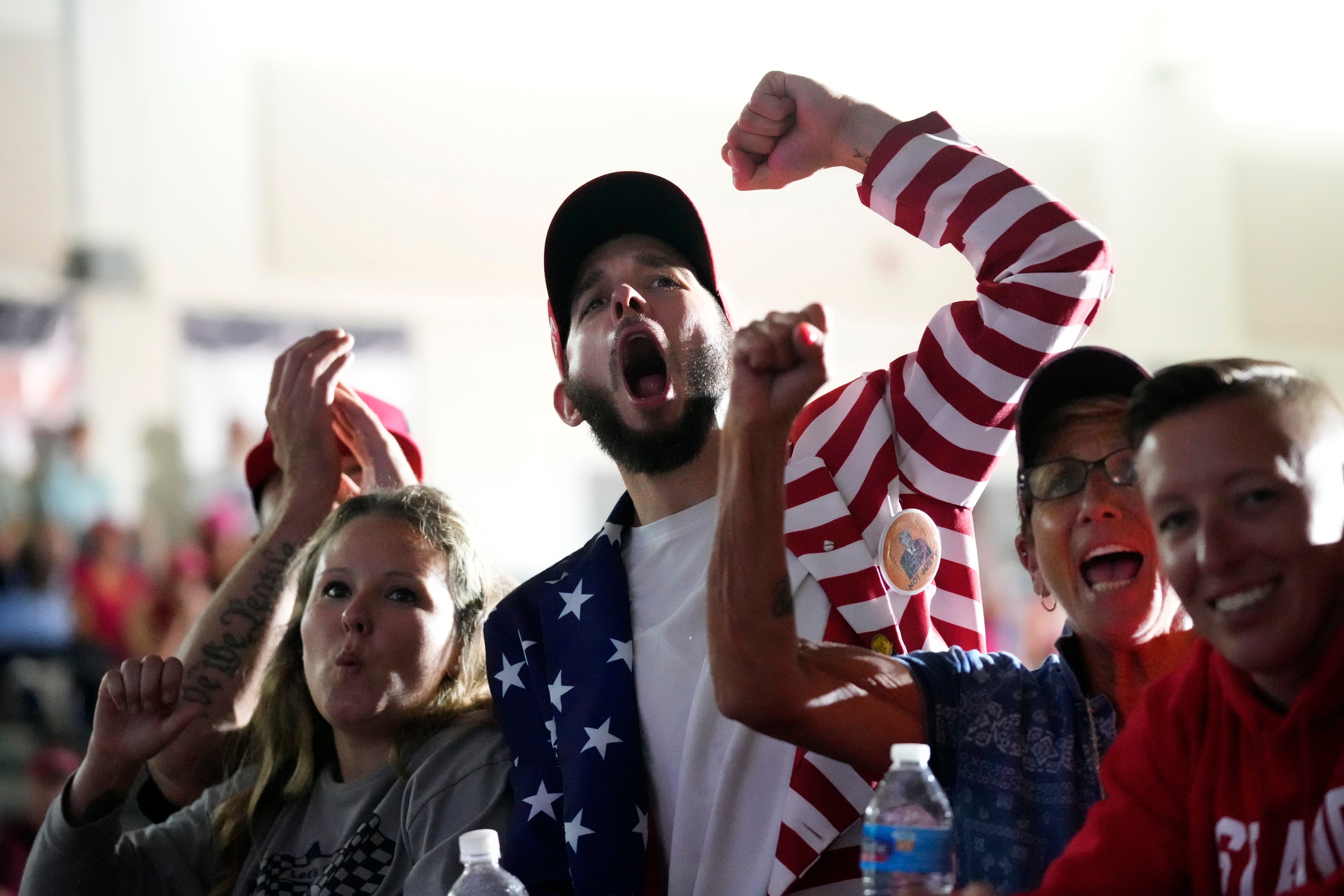 Partidarios del expresidente Donald Trump animan en un mitin de campaña, el martes 8 de agosto de 2023