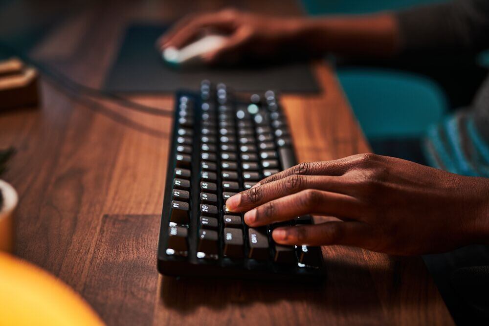 Teclado mecánico el cual es usado por gamers para las partidas competitivas