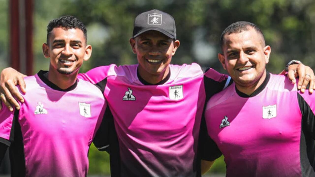Carlos Hernández (centro) técnico del América de Cali Femenino.