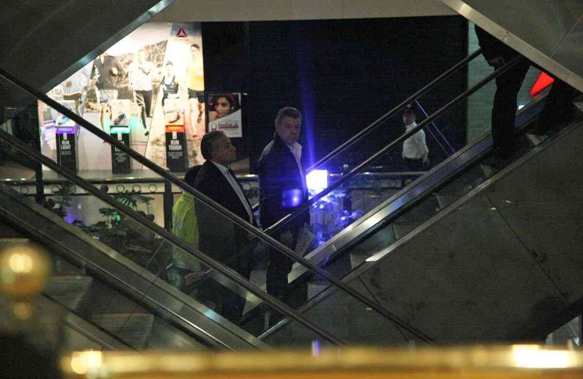 Sobre las 10 de la noche el presidente Juan Manuel Santos llegó al lugar y dio una rueda de prensa para diferentes medios de comunicación